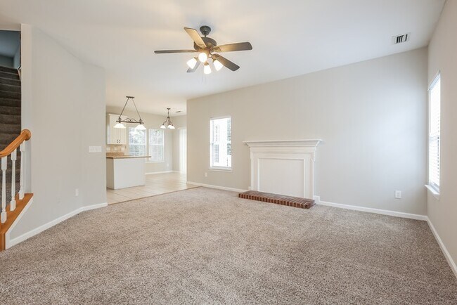 Foto del edificio - 4-Bedroom Home with Backyard Deck in Greenville, SC