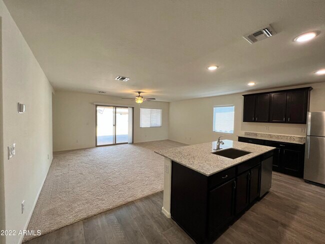 Building Photo - 1528 E Saladino Dr