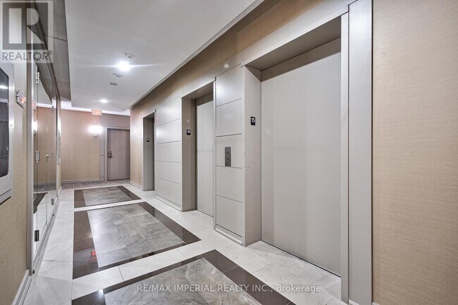 Building Photo - 330-1330 Burnhamthorpe Rd W