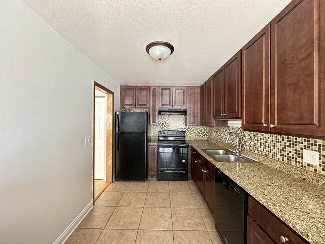 Building Photo - 1004 S River Rd