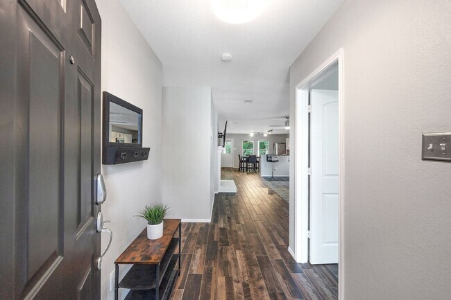 Foto del edificio - Fully Remodelled 3BR 2BATH Home with Priva...