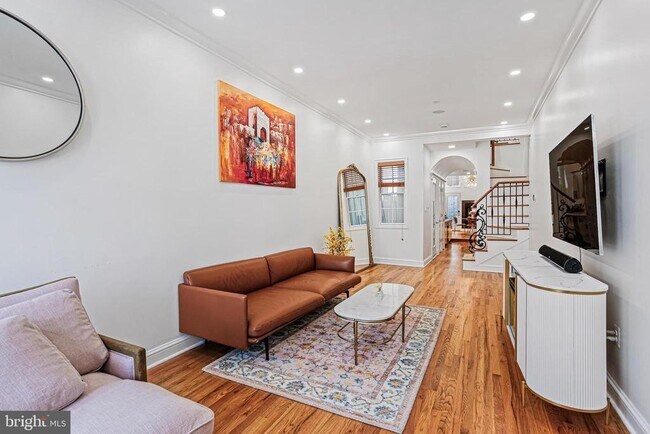 Building Photo - 427 S Eden St