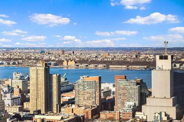 Foto del edificio - 230 W 56th St