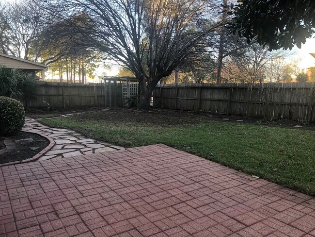 Foto del edificio - 819 Fern Springs Ct