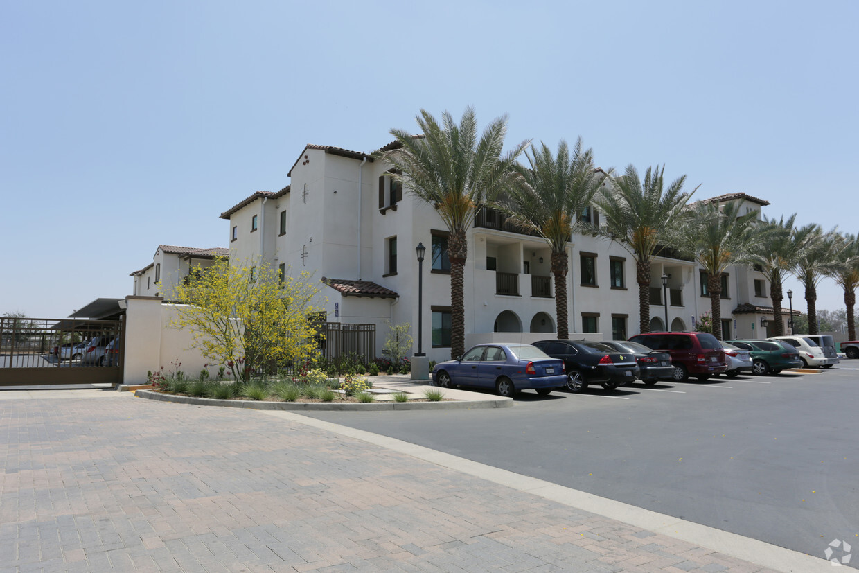 Foto del edificio - Lillian Court - WAITLIST CLOSED