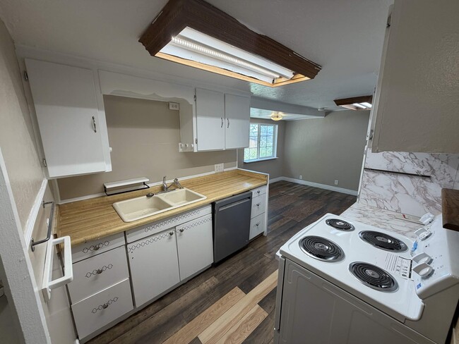 Building Photo - 683 N Washington Blvd