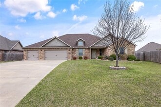 Building Photo - 1221 Stoneybrook Ln