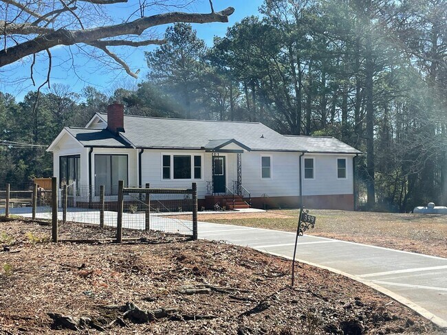 Building Photo - Bring your Horses!! Beautiful Covington 3 ...