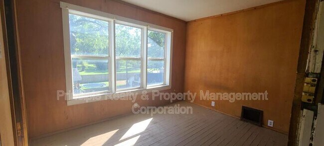 Building Photo - 704 N Hickory St