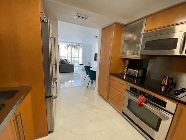 Foto del edificio - 6365 Collins Ave