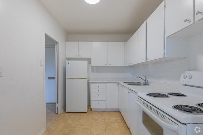 2BR, 1BA - 921SF - Kitchen - The Park Mills