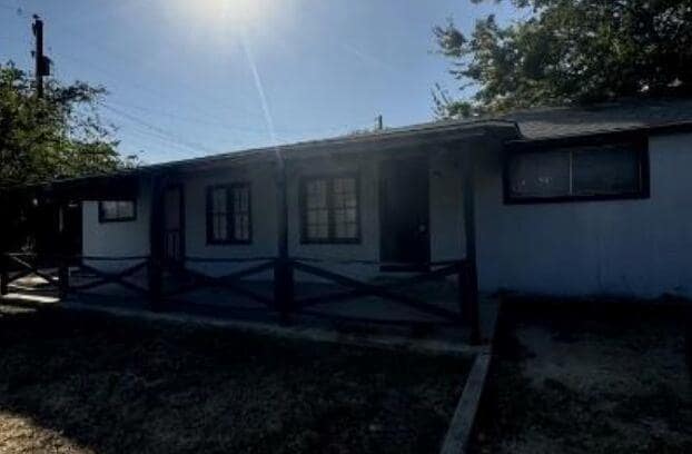 Foto del edificio - 405 N Burleson St