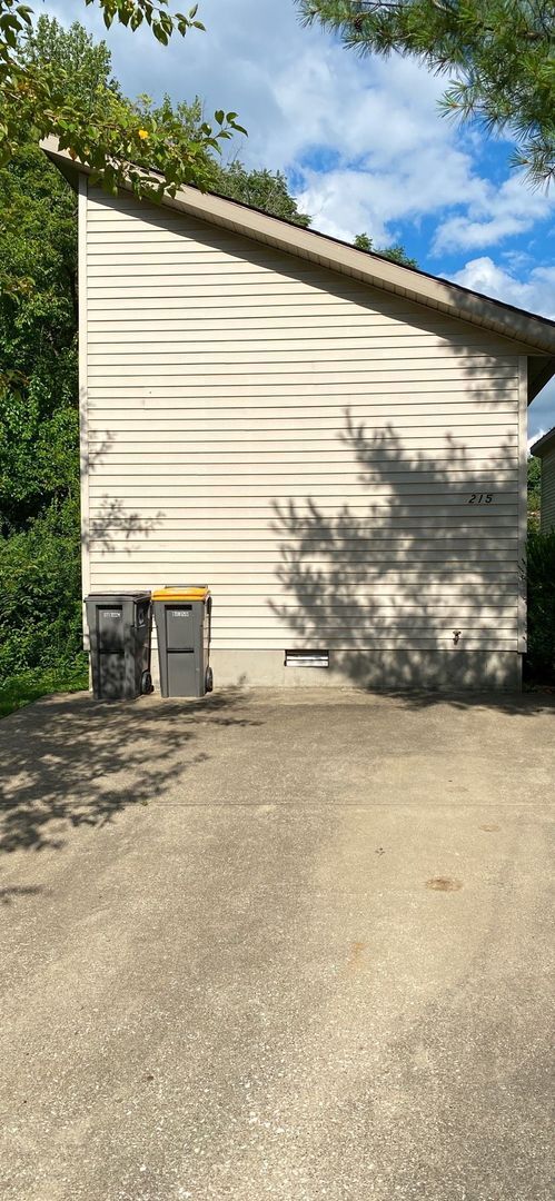 Building Photo - 3 Bedroom Available August 2026;  Monthly ...