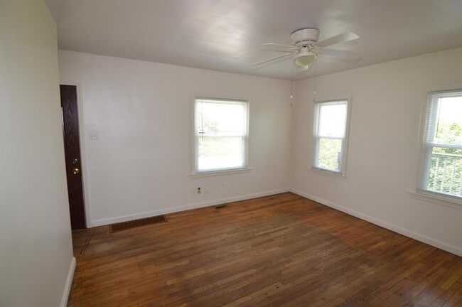 Building Photo - 1460 Greendale Rd