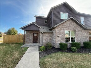 Building Photo - 3101 SW Warberry Ave