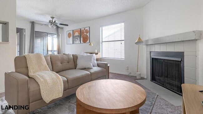 Foto del edificio - 1071 Clayton Ln