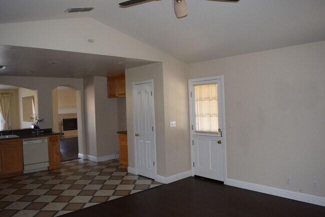 Foto del edificio - Spacious 5-Bedroom Home for Rent