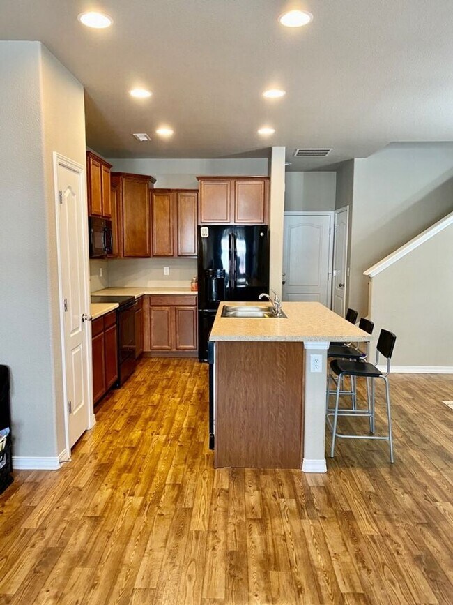 Foto del edificio - Immaculate 3 Bedroom 3 Bath Town Home in W...