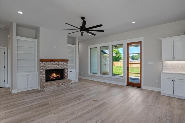Foto del edificio - "Charming 3-Bed Retreat with Granite Elegance & Cozy Fireplace in Benton!"