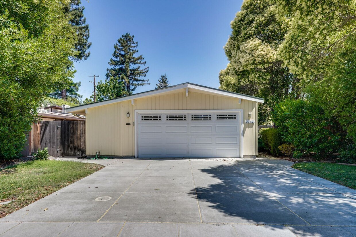 Foto principal - Spacious 4 Bed 3 Bath Home in Highly Desir...
