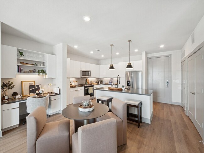 Foto del edificio - 10 Weeks Free | Luxury 2-Bed Home!