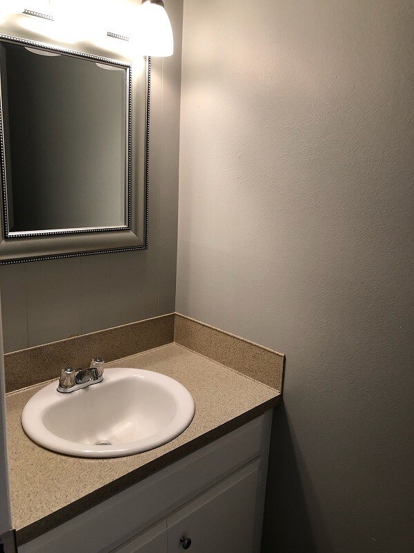 Building Photo - Newly Renovated Town Home