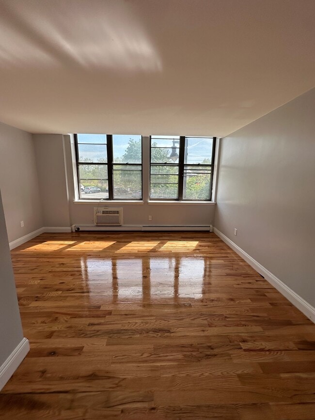 Building Photo - Main Street Commons - Beautifully Renovate...