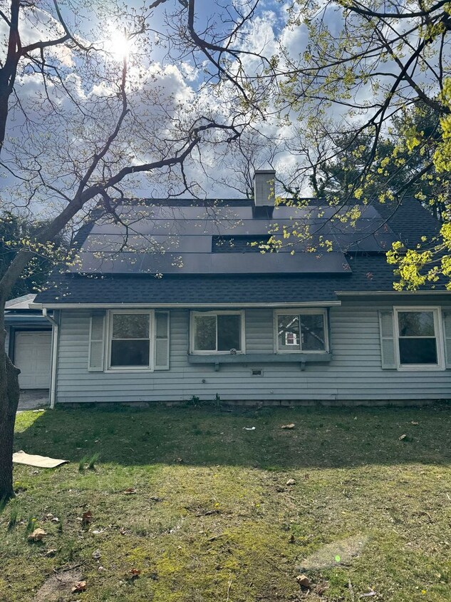 Primary Photo - Spacious 4 Bedroom Townhouse for Rent !!!