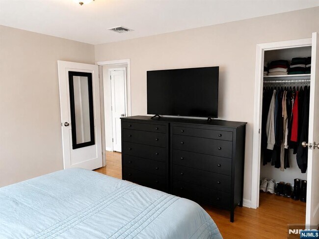Foto del edificio - 311-11 Pickett Pl