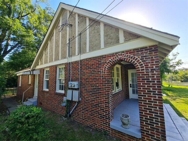 Building Photo - 2329 Highland Ave