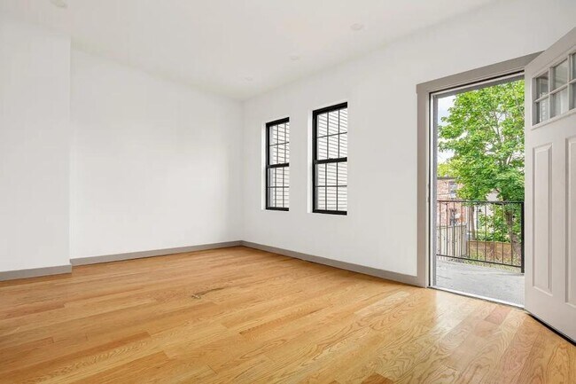 Foto del edificio - 3 bedroom in Brooklyn NY 11233