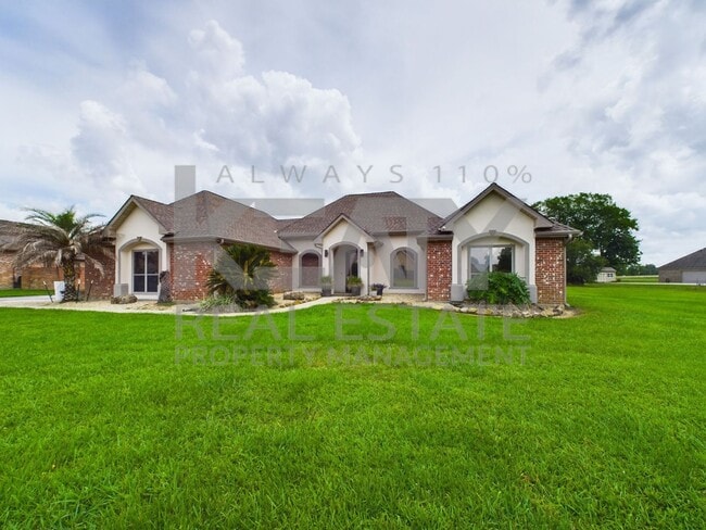 Building Photo - Three Bedroom Home in Sunset!