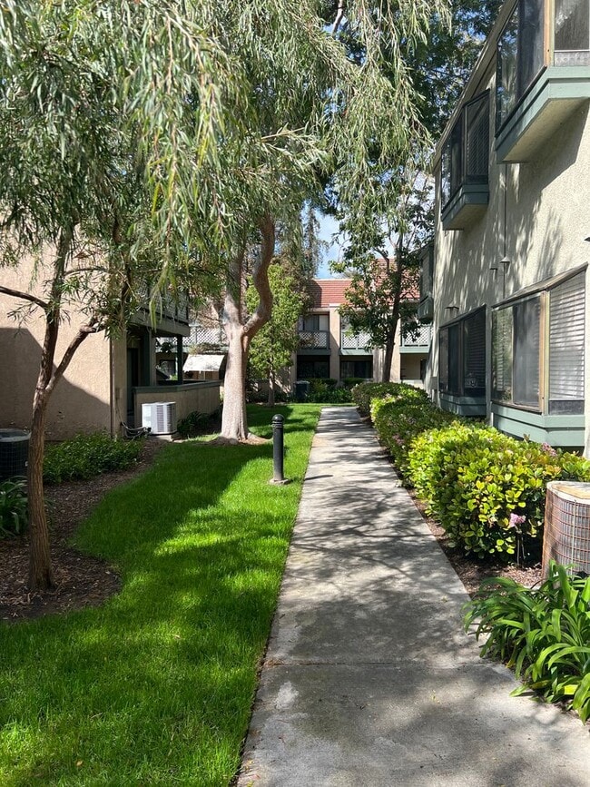 Foto del edificio - Large 2 Bedroom, 2 Bath Condo with 2 Parki...
