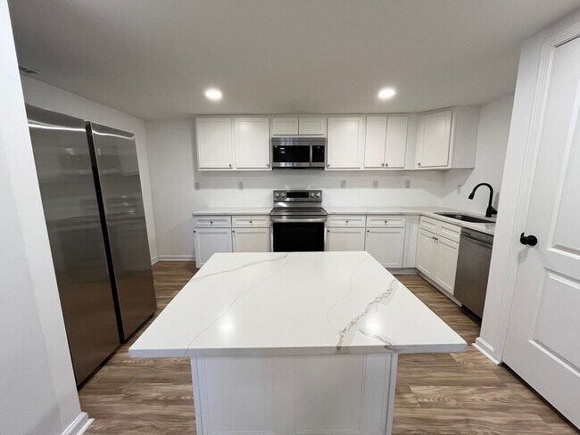 Foto del edificio - Modern 2BD, 2BA with 3rd Bonus Room Near Downtown Durham with Assigned Off-Street Parking and Bac...