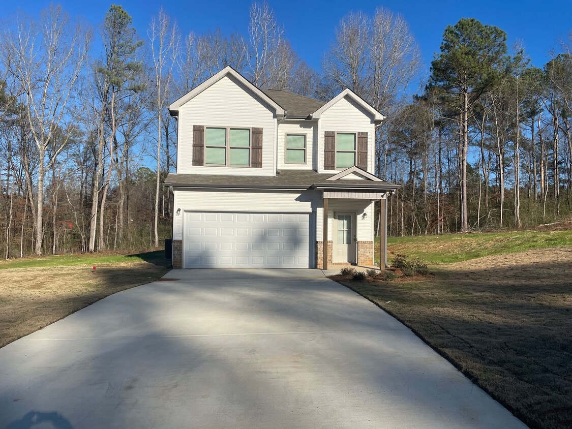 Foto principal - Home for Rent in Weaver, AL!!! View with 4...