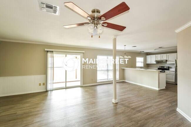 Building Photo - 3 Bedroom Pet-Friendly Home in San Antonio, TX with Main Street Renewal