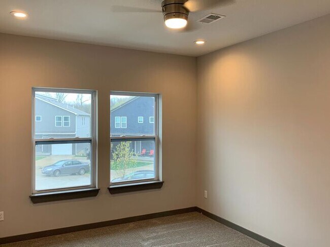 Building Photo - 3 Bedroom, 2.5 Bath Modern Townhome in Nor...