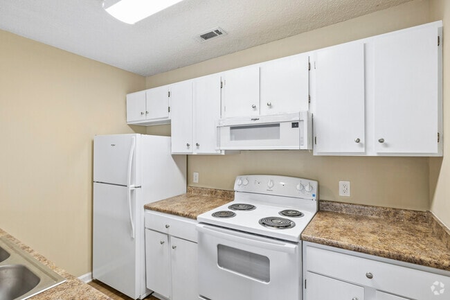 Renovated - 2BR, 2BA - 880SF - Kitchen - Seasons Apartments
