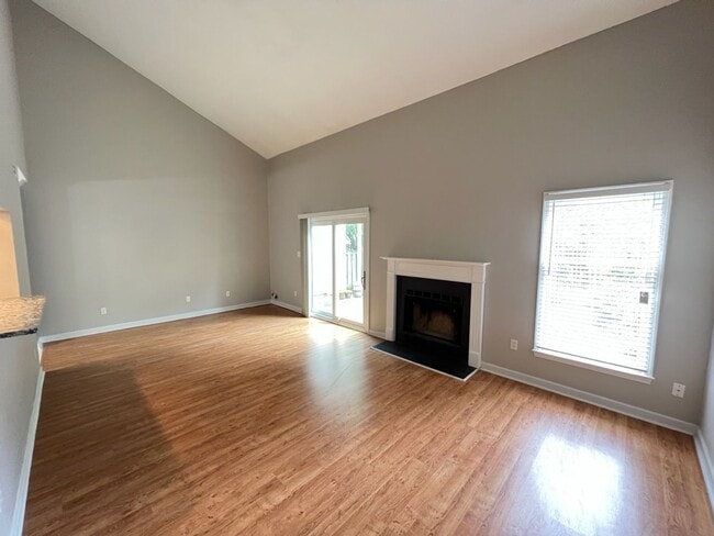 Building Photo - Adorable 3 Bedroom Townhouse w/ 1st Floor Bedroom
