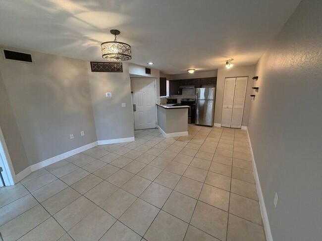 Building Photo - Cozy 1 Bedroom/1 Bathroom Near Millennium Mall!