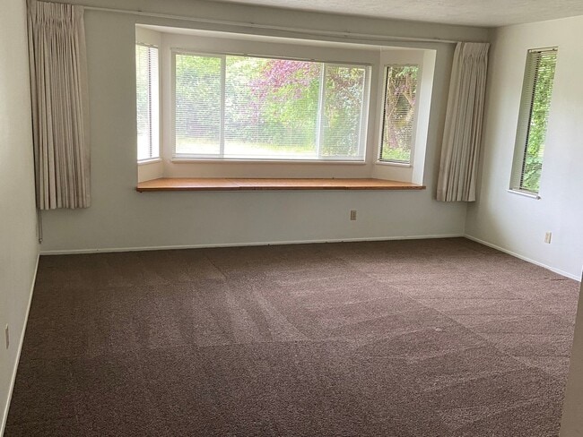 Foto del edificio - New Paint & Flooring.  Large yard and over...