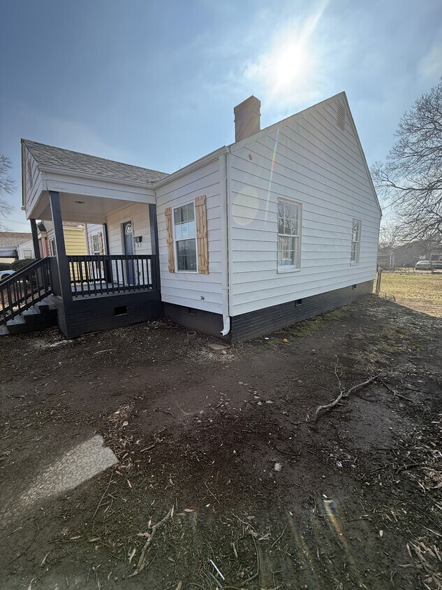 Building Photo - 931 4th Terrace W