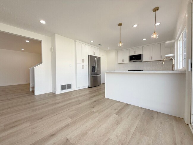 Building Photo - Stunning Remodeled Home in South Huntington Beach – Minutes to the Beach!