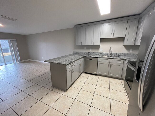 Building Photo - NEWLY RENOVATED 3/2 Duplex near Sleepy Hol...