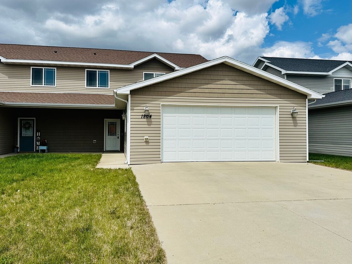 Primary Photo - 3 Bedroom Townhome!