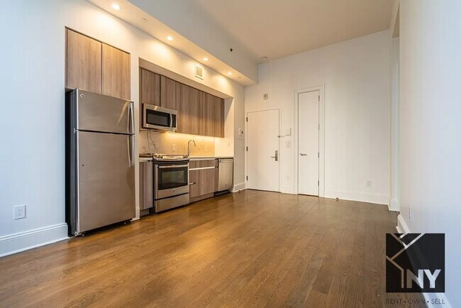 Building Photo - Your new home nestled between Tribeca & FI...