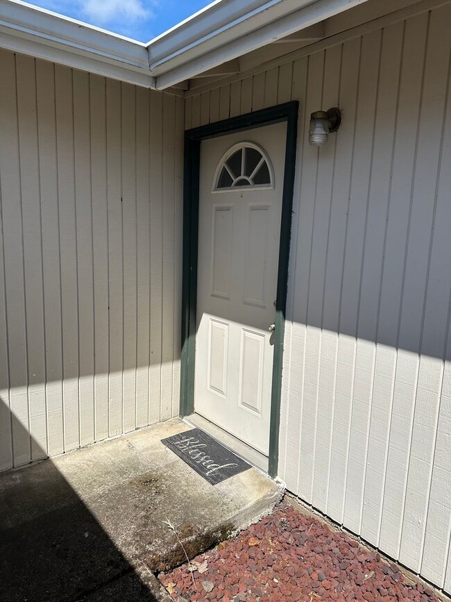 Building Photo - Updated 2 bed 1 bath dulpex in Springfield!