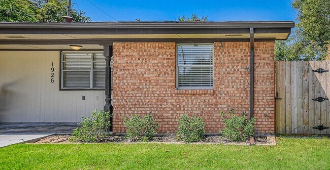 Building Photo - 1926 Cherokee Ln
