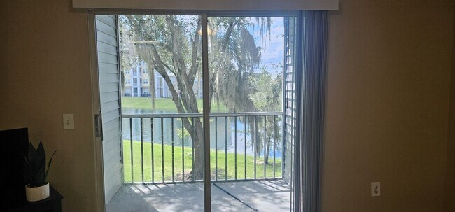 Building Photo - 2 bedroom 1 bath condo Near the Loop