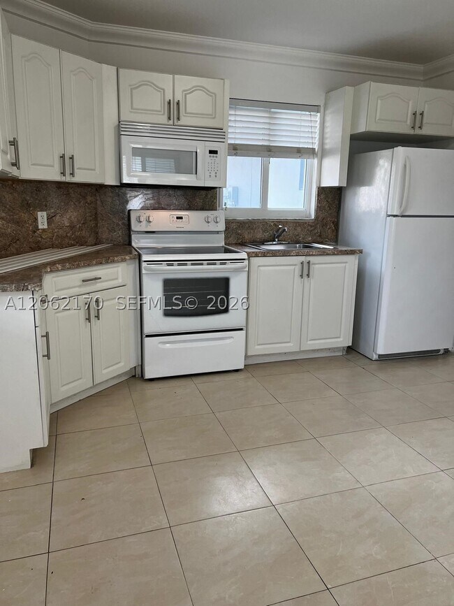 Building Photo - 1100 SW 126th Pl